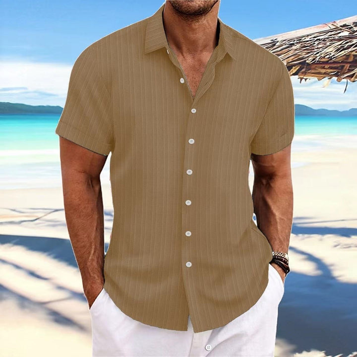 Chemise homme à rayures fines verticales, polyester, manches courtes, style smart casual estival.