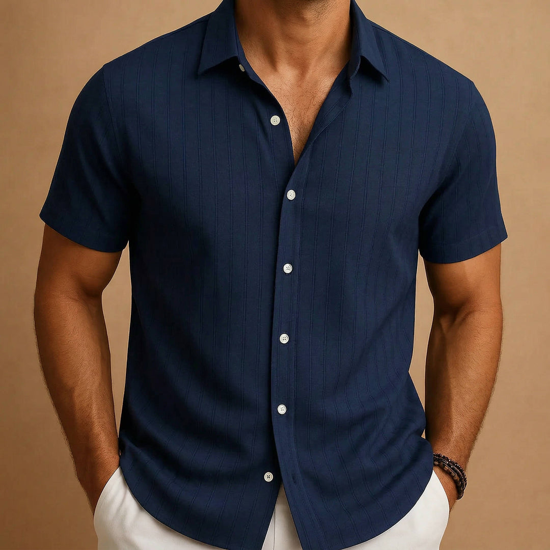 Chemise moderne homme, manches courtes, rayures verticales contrastées, coupe ajustée, tendance mode masculine.
