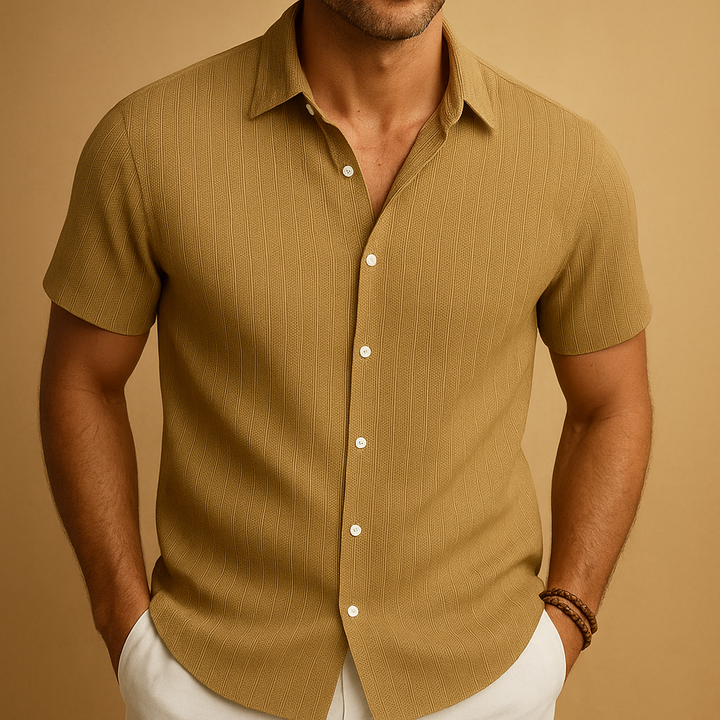 Chemise homme rayée, manches courtes, style décontracté chic, parfaite pour les journées d'été.