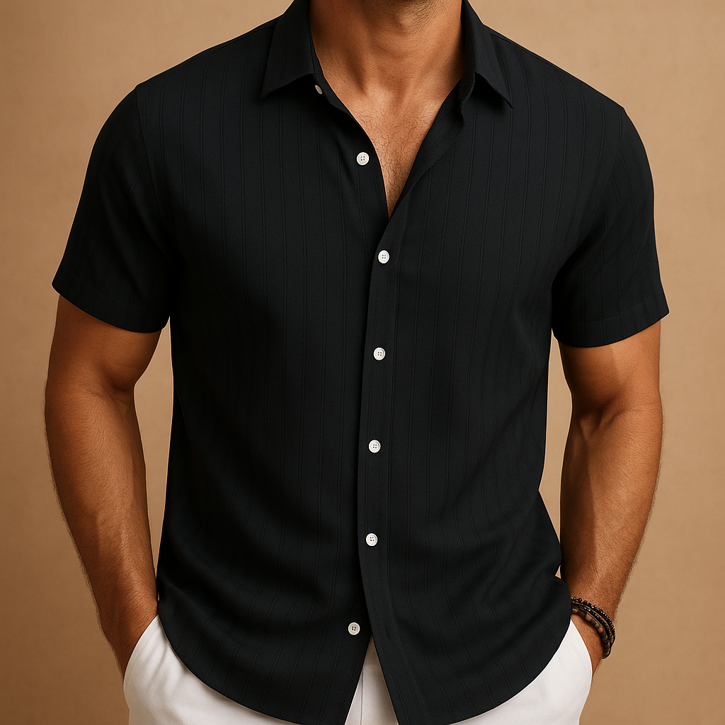 Chemise homme en polyester rayée, confortable et stylée, coupe ajustée, manches courtes.