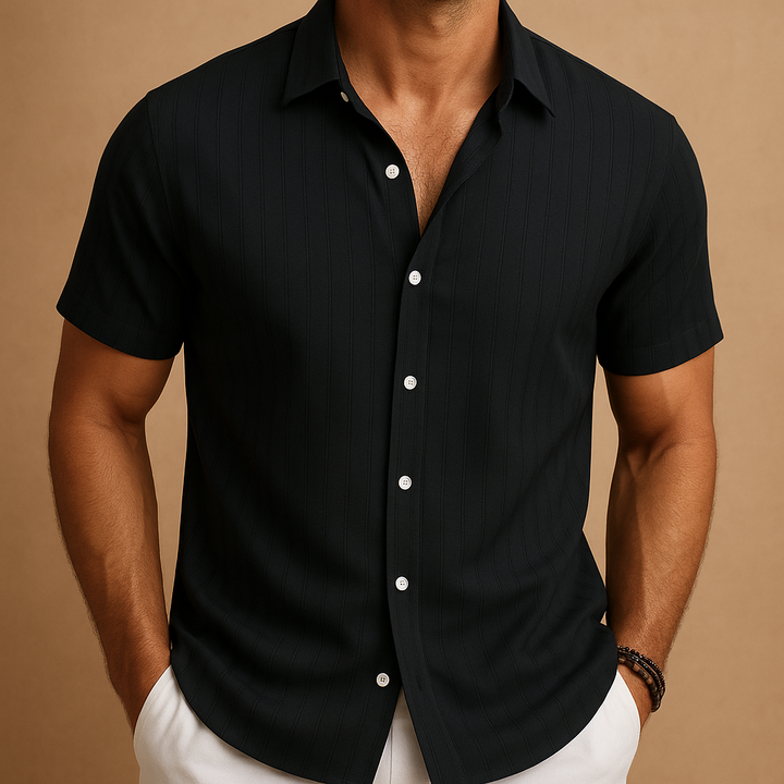 Chemise homme en polyester rayée, confortable et stylée, coupe ajustée, manches courtes.