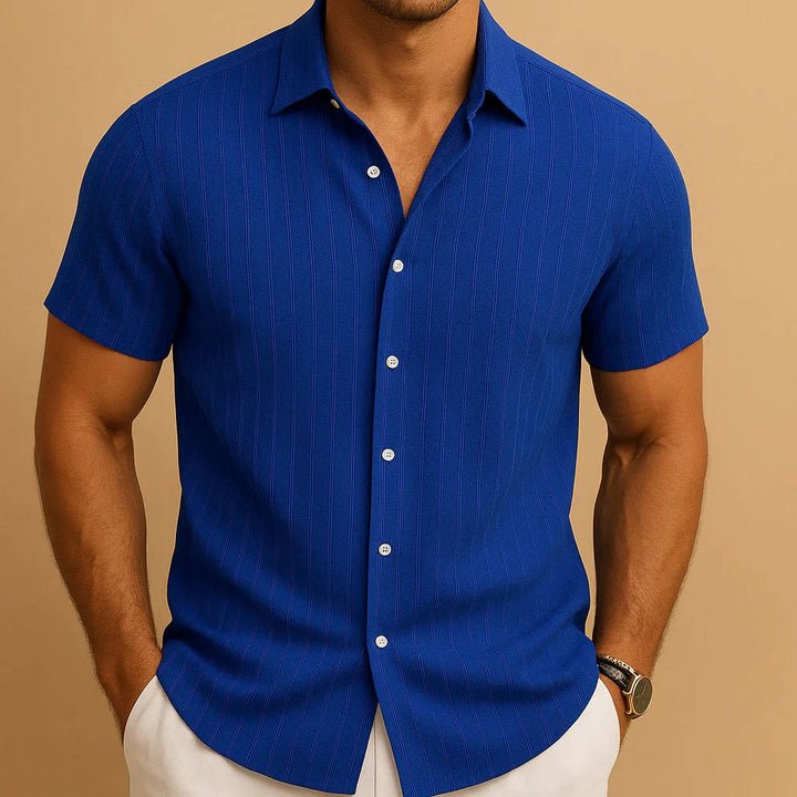 Chemise masculine à manches courtes, rayures verticales fines, tissu léger, idéale pour un look frais et moderne.