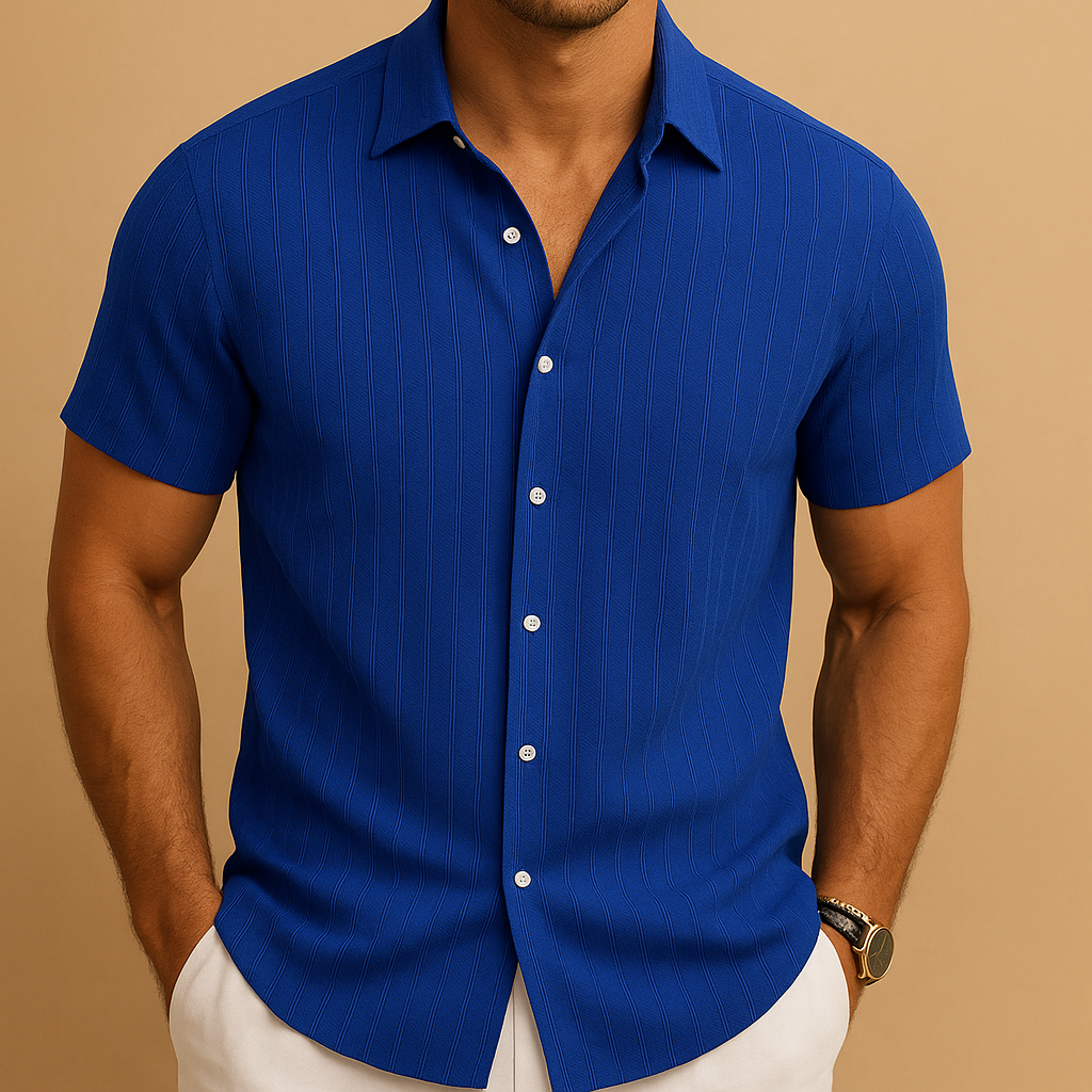 Chemise homme en polyester, manches courtes rayées, boutons et col classique, mode masculine.