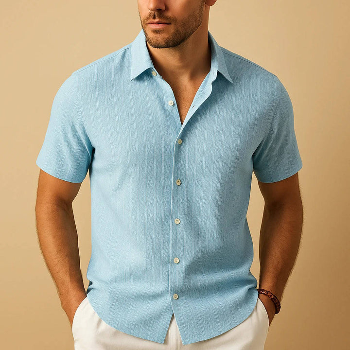 Chemise homme polyvalente, manches courtes, rayures verticales, col classique, coupe ajustée pour un look sophistiqué.