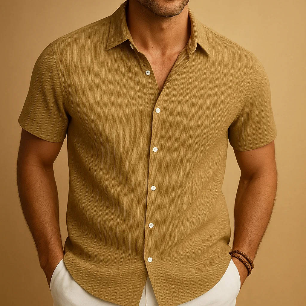 Chemise homme élégante, manches courtes, rayures verticales bleues, col classique, pour un style raffiné au quotidien.