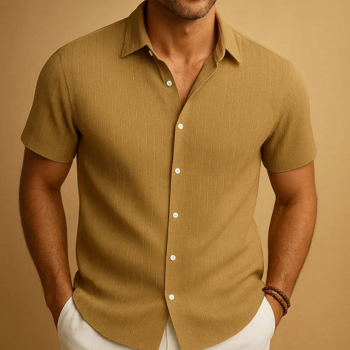 Chemise homme élégante, manches courtes, rayures verticales bleues, col classique, pour un style raffiné au quotidien.