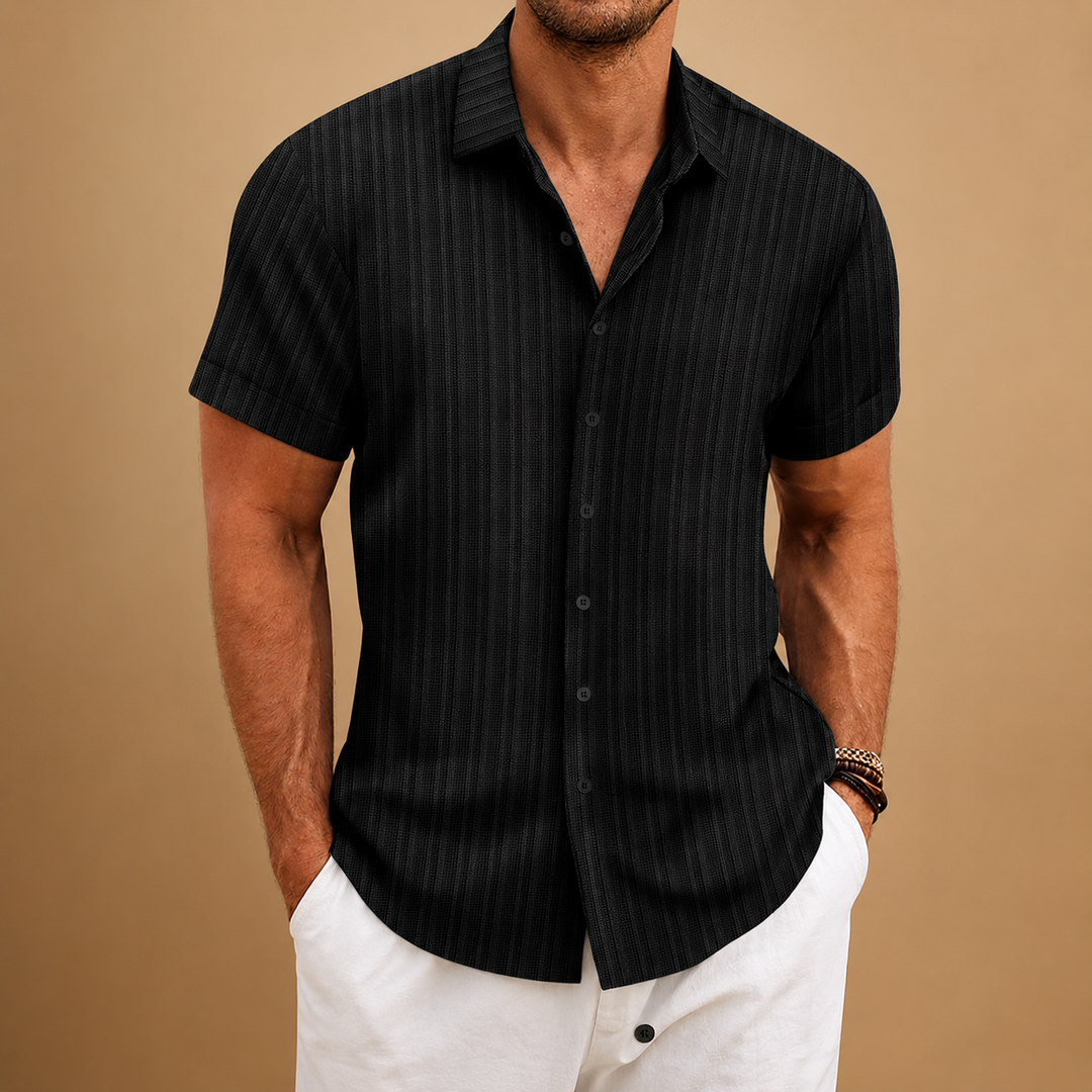Chemise homme à rayures verticales, col classique, manches courtes, look moderne et soigné.