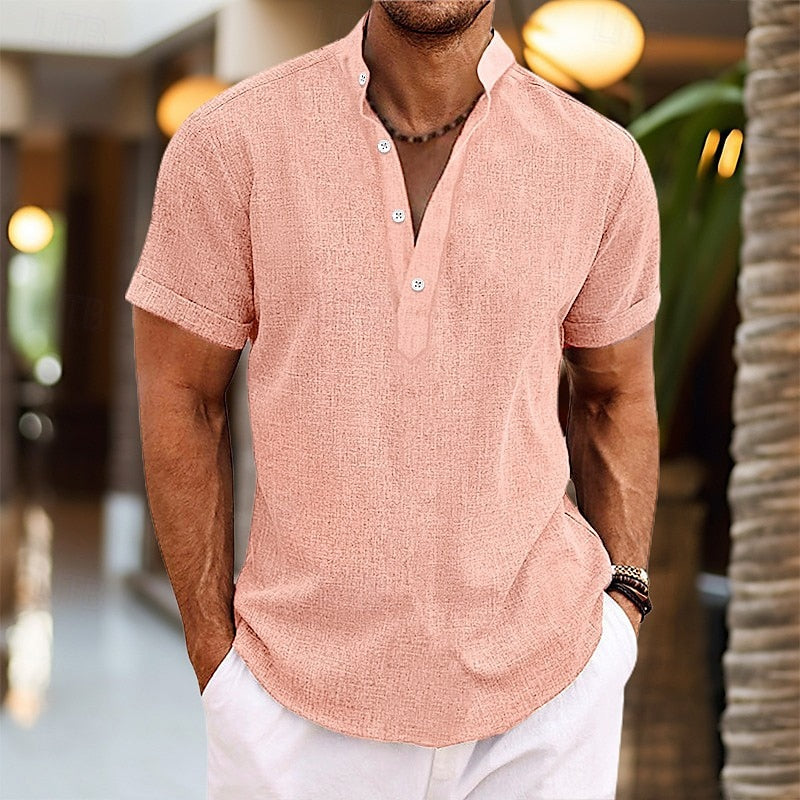 Chemise homme casual Henley regular fit, col montant, manches courtes, élégante et confortable.