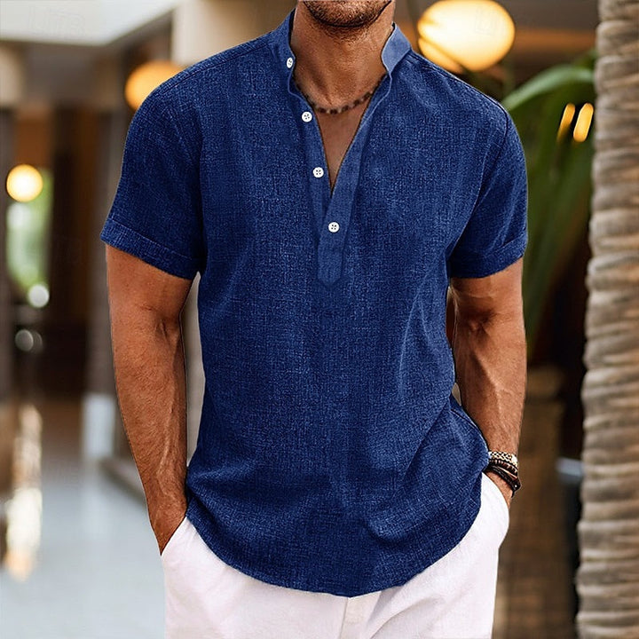 Homme portant une chemise Henley décontractée à col montant et manches courtes, parfaite pour l'été.