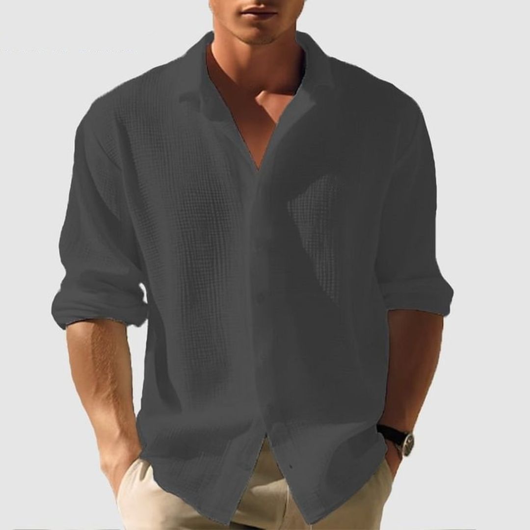 Détail chemise homme regular fit, boutons, col classique, élégante, look mode masculine soigné.
