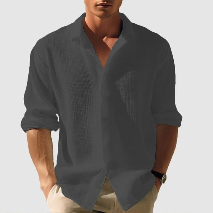 Détail chemise homme regular fit, boutons, col classique, élégante, look mode masculine soigné.