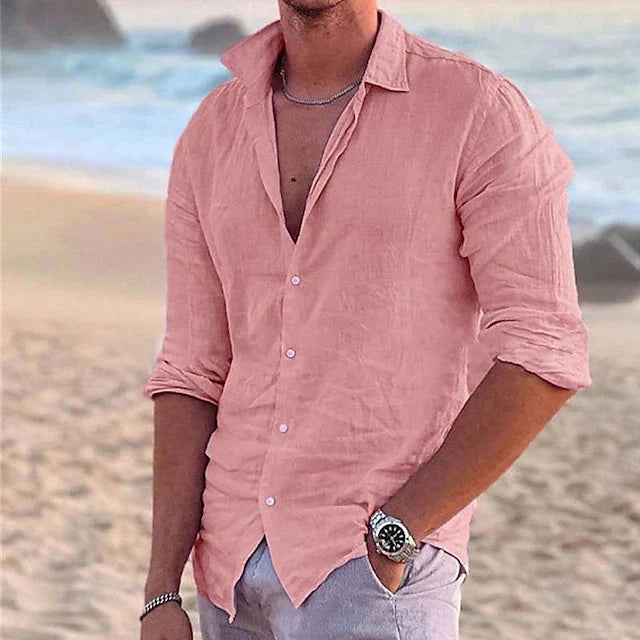 Chemise homme à manches longues, col classique, coupe régulière, pliée, prête pour un style décontracté élégant.