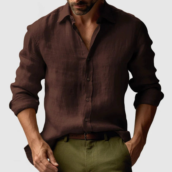 Chemise casual chic homme, manches longues, col classique, vêtement décontracté moderne.