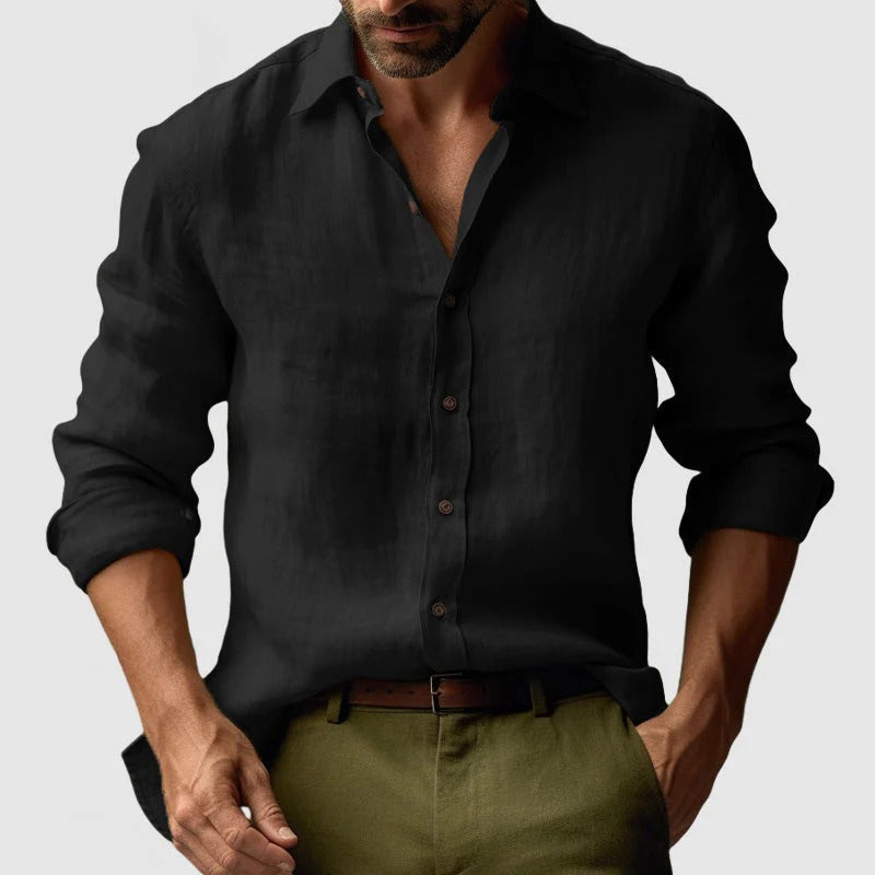 Homme portant une chemise manches longues décontractée, idéale pour un look casual chic.