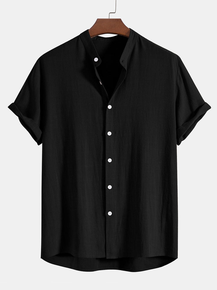 Tenue homme : chemise col mao à manches courtes et pantalon regular fit, pour un look chic et estival.