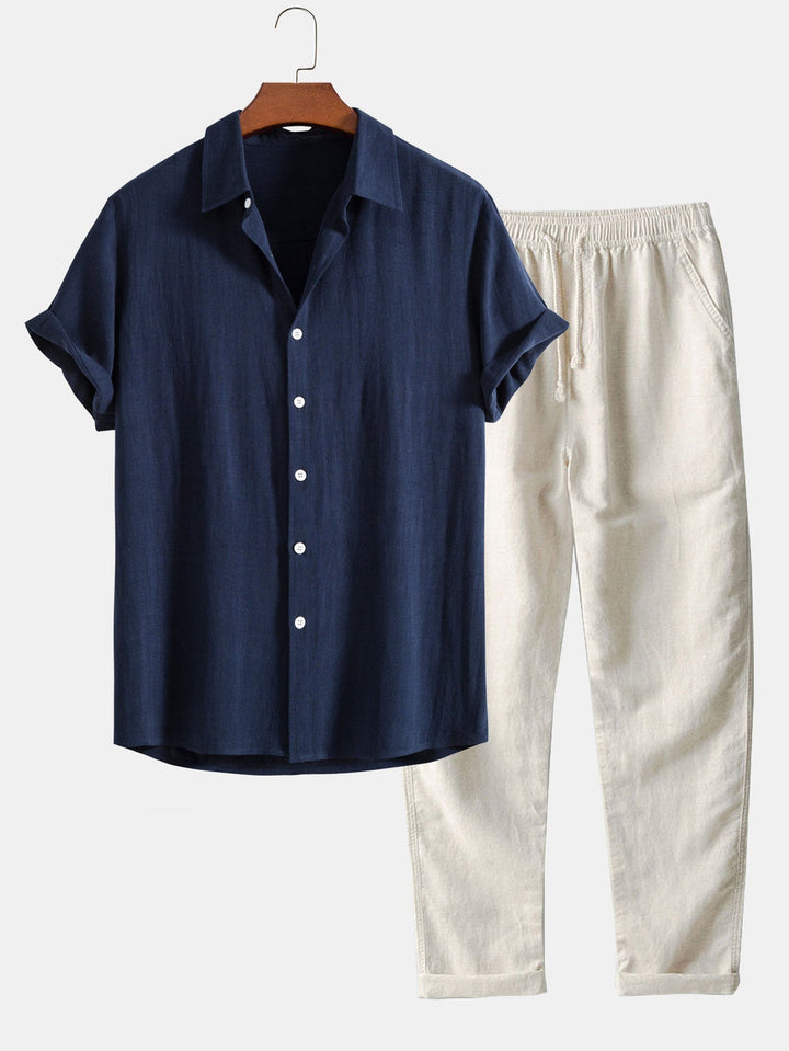 Ensemble homme chic décontracté : chemise col mao à manches courtes et pantalon regular fit.
