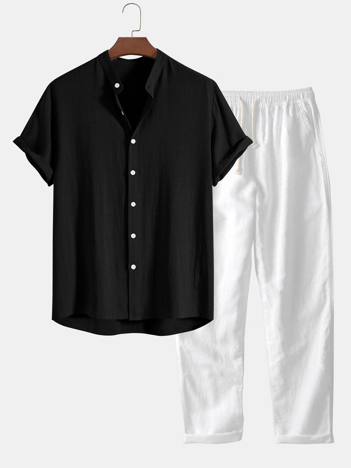 Mode homme : ensemble confortable avec chemise col mao à manches courtes et pantalon regular fit.