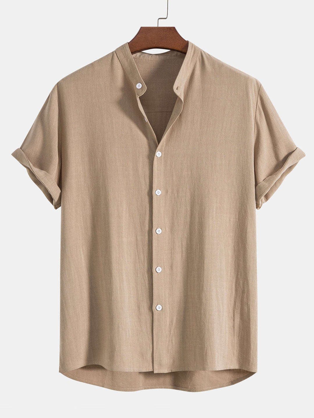 Chic décontracté : chemise col mao homme manches courtes et pantalon regular fit, tenue coordonnée.
