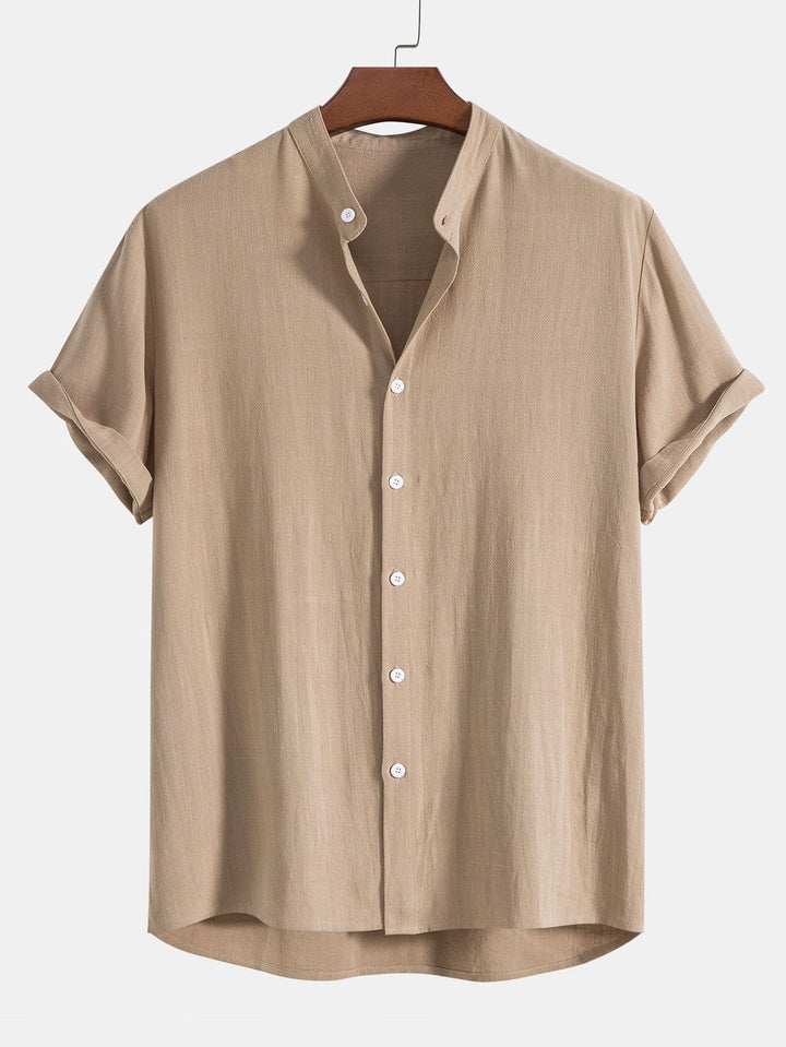 Chic décontracté : chemise col mao homme manches courtes et pantalon regular fit, tenue coordonnée.