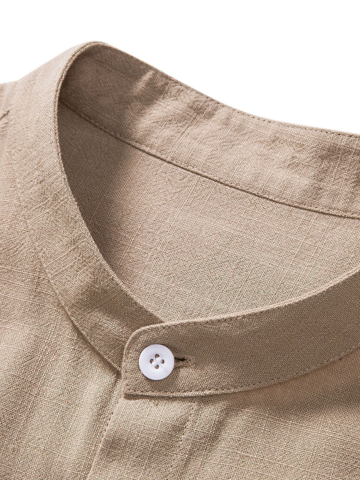 Ensemble homme estival: chemise col mao élégante et pantalon regular fit, idéal pour la décontraction.