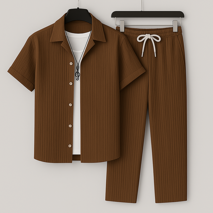 Tenue homme confortable deux pièces: chemise manches courtes et pantalon cordon. Idéal pour les vacances et l'été.