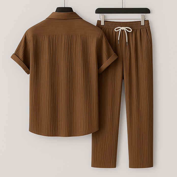 Ensemble homme estival élégant: chemise manches courtes et pantalon cordon. Confort et style décontracté facile.