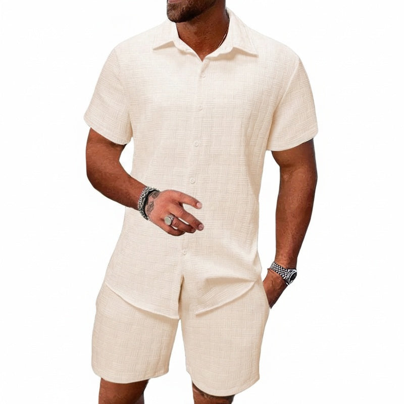 Ensemble homme élégant: chemise à col cubain et short assorti, parfait pour l'été et la plage.