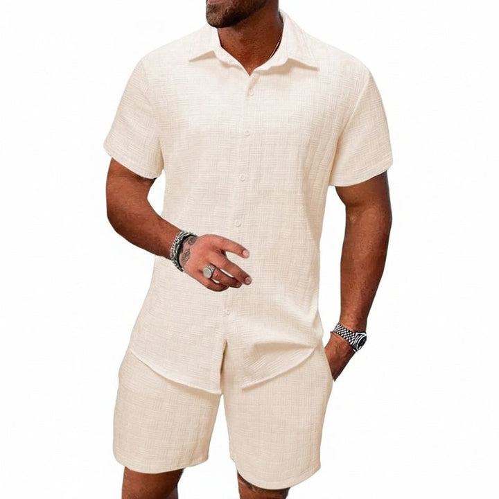 Ensemble homme élégant: chemise à col cubain et short assorti, parfait pour l'été et la plage.
