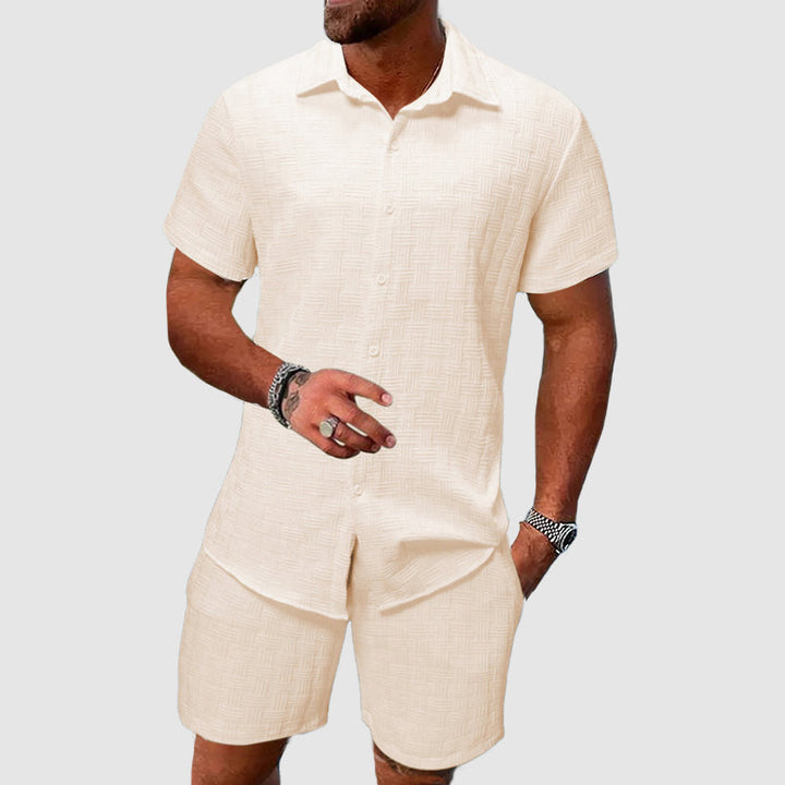 Tenue homme deux pièces décontractée: chemise col cubain et short, idéale pour les vacances estivales.