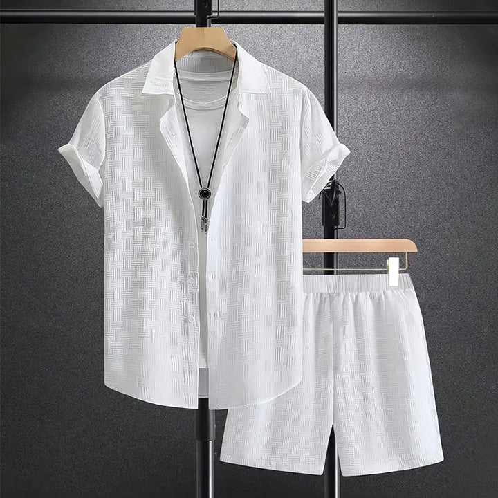 Ensemble homme élégant, chemise col cubain et short assorti, tenue décontractée pour les journées d'été.