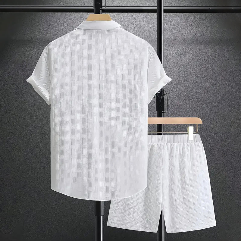 Coordonné homme été: chemise col cubain légère et short, idéal pour les vacances et un style casual.