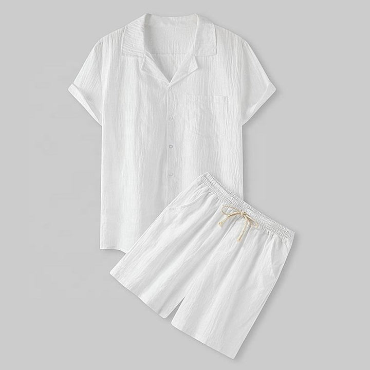 Ensemble homme mode avec chemise col cubain à motif estival et short coordonné, idéal pour un look de vacances.