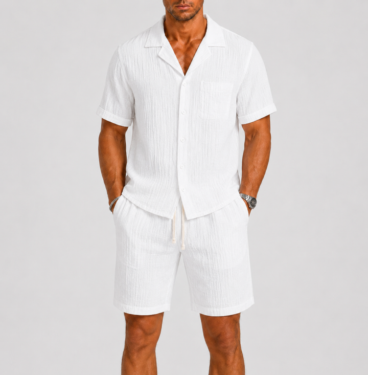 Tenue estivale homme : chemise col cubain et short assorti, un ensemble mode et décontracté pour l'été et les loisirs.