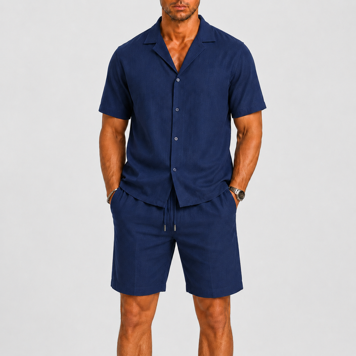 Ensemble homme confortable en tissu léger, chemise manches courtes col cubain et short, parfait pour l'été.