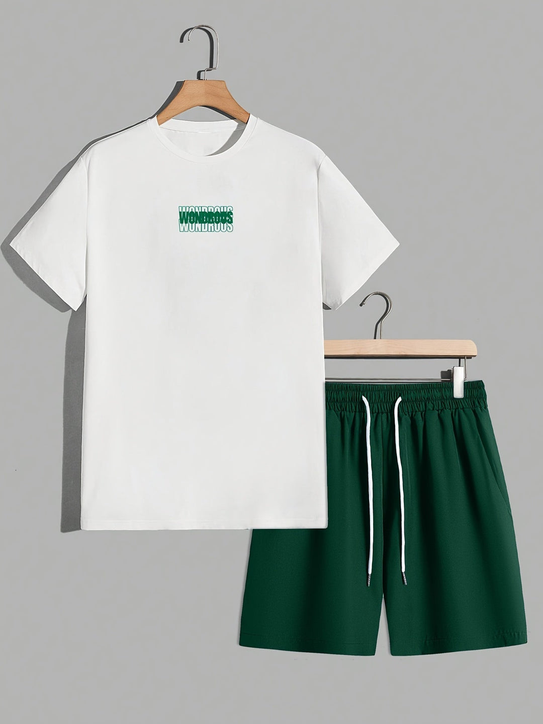 Détail du t-shirt graphique psychédélique de l'ensemble streetwear homme et de son short assorti.