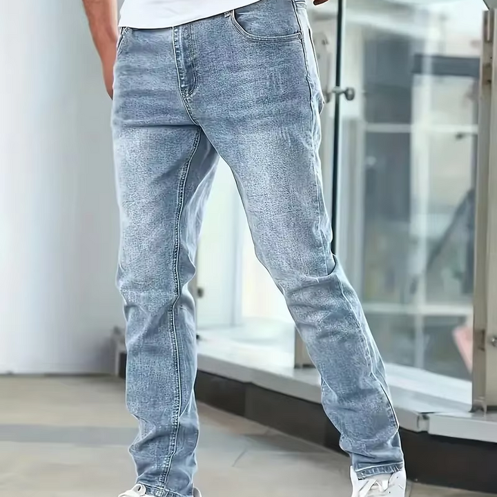 Vue de dos d'un pantalon jean homme droit délavé, montrant les poches arrières et la coupe.