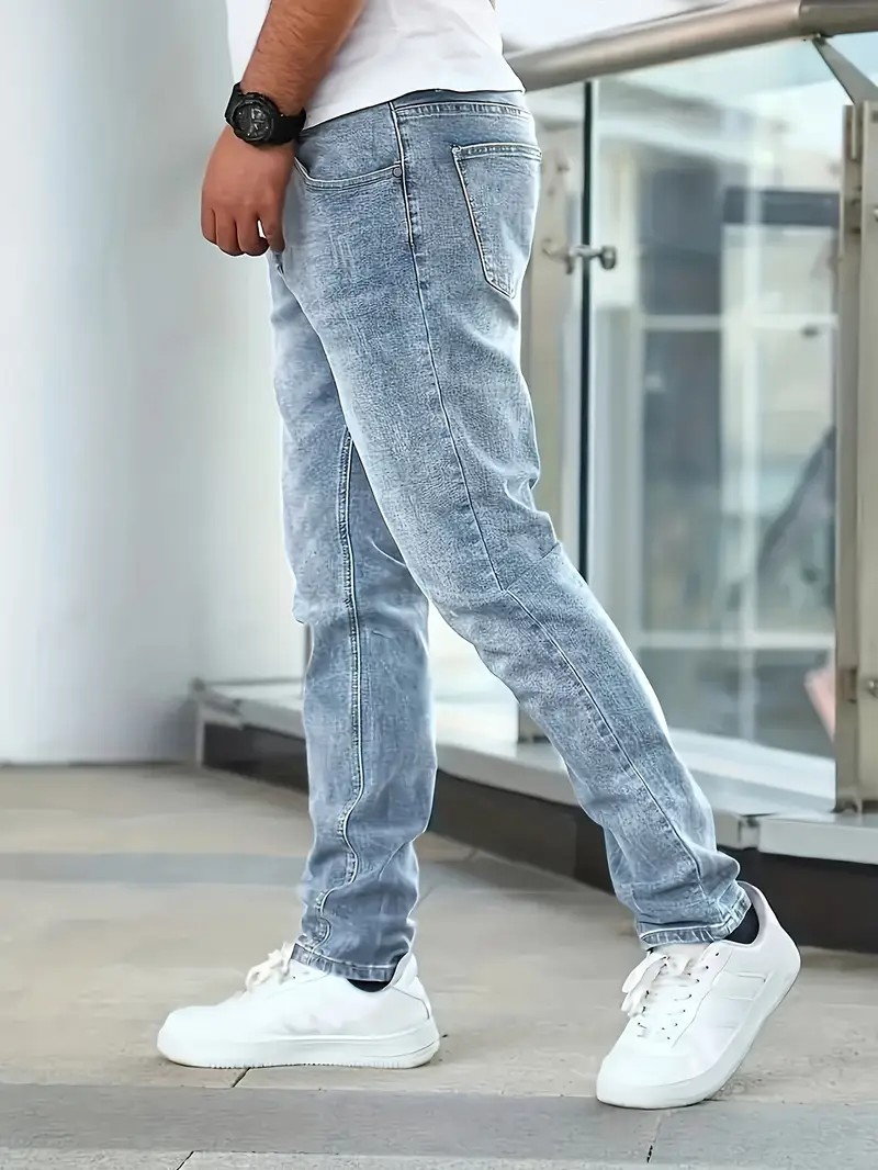 Modèle portant un jean homme droit délavé, illustrant la coupe classique et le confort.