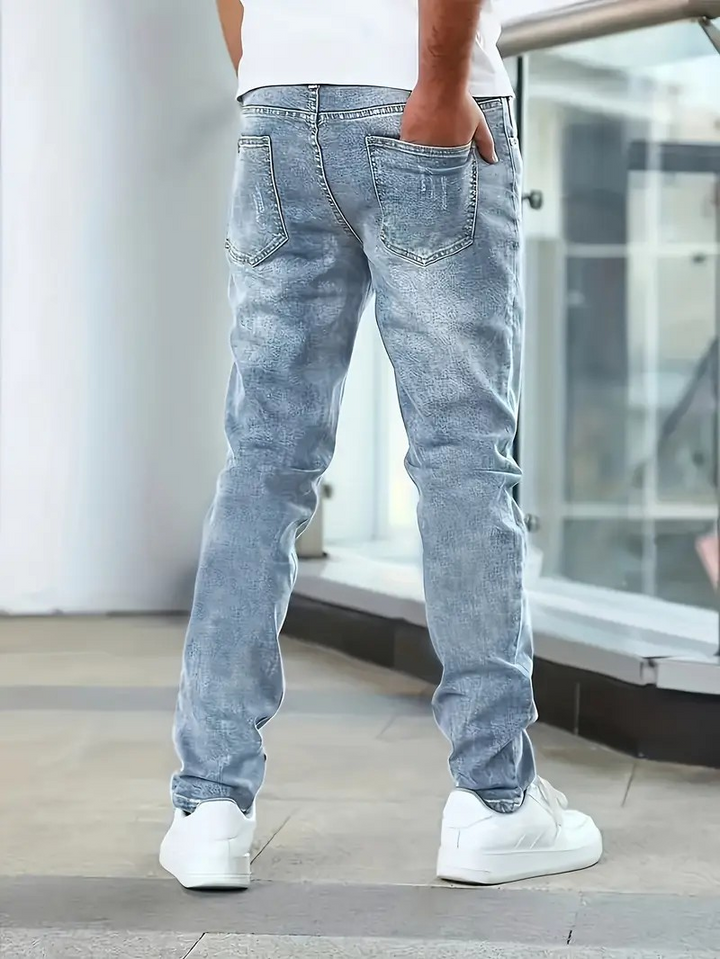 Jean homme délavé coupe droite associé à un t-shirt, look casual parfait pour le quotidien.