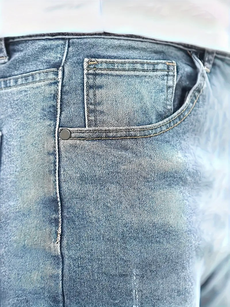 Jean homme droit délavé, pièce mode essentielle, alliant confort et style moderne.