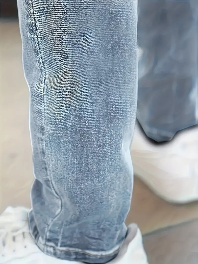 Jean homme polyvalent coupe droite délavé, idéal pour un look casual, streetwear ou classique.
