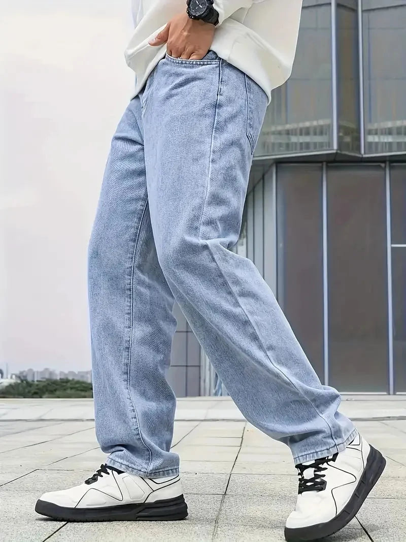Élégant jean homme droit délavé, un classique intemporel pour une tenue casual ou habillée.