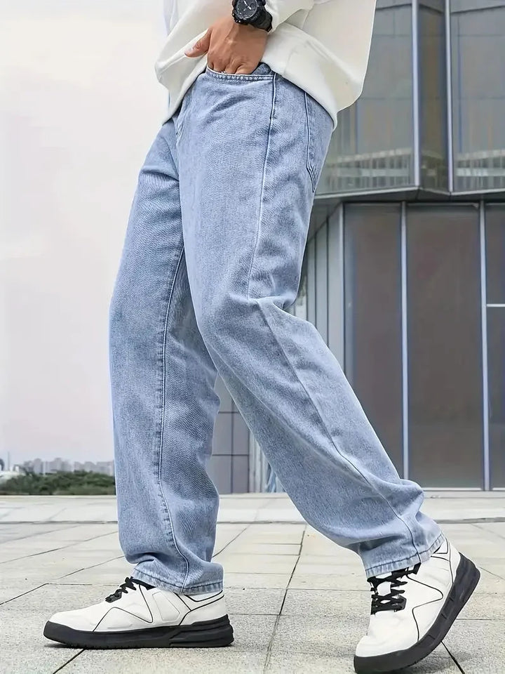Élégant jean homme droit délavé, un classique intemporel pour une tenue casual ou habillée.