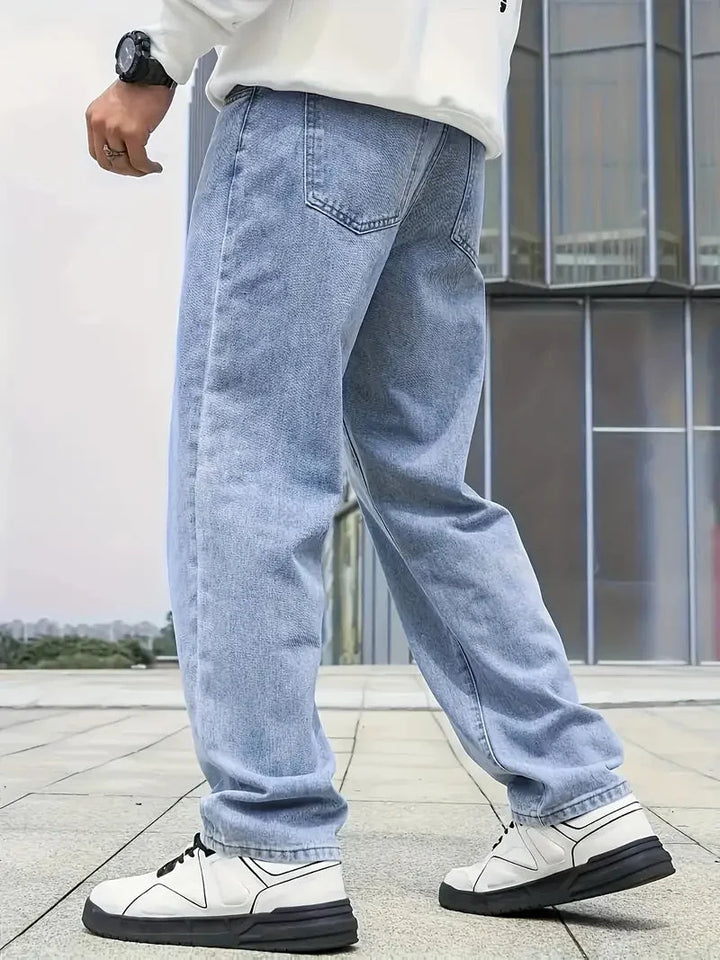 Vue de face d'un jean homme délavé coupe droite, avec détails de poches et de coutures.