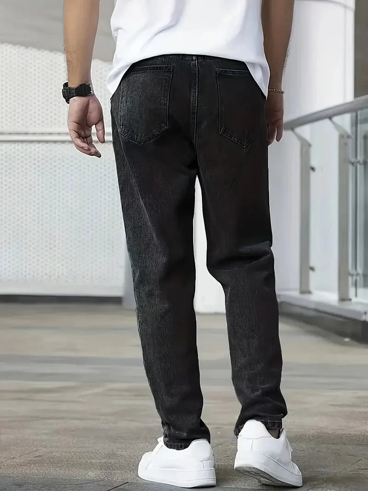 Jean homme délavé coupe droite classique, idéal pour un look casual ou streetwear.