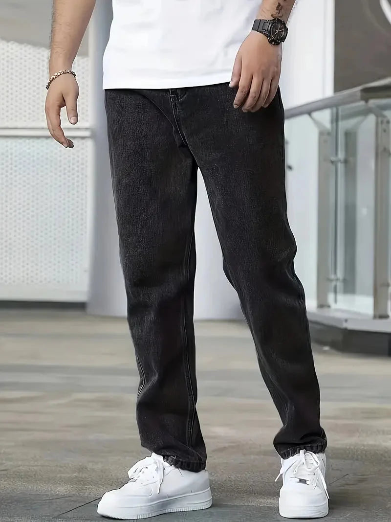 Jean homme droit délavé, parfait pour le confort quotidien et un style polyvalent élégant.