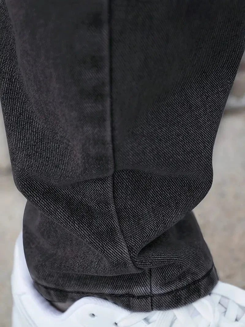 Jean homme coupe droite avec effet délavé tendance, pour un look casual chic et moderne.