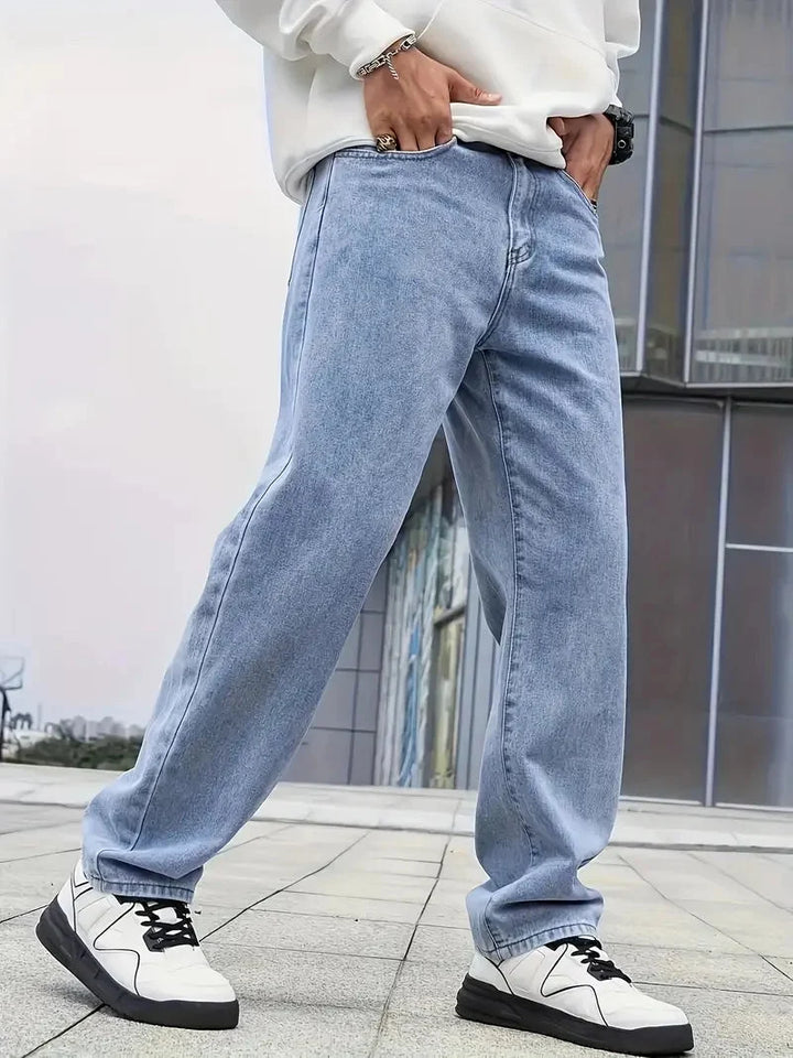 Jean homme délavé coupe droite, style streetwear, confortable et à la mode pour jeunes actifs.
