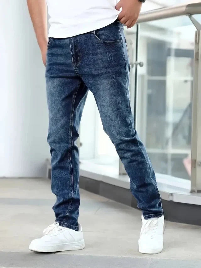Jean slim fit homme noir, vêtement polyvalent. Idéal pour un style casual ou chic, mode masculine.