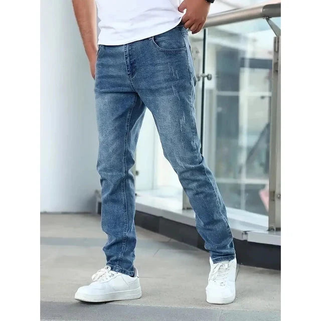 Pantalon casual homme, jean slim fit. Polyvalent pour tout style, confort moderne garanti.