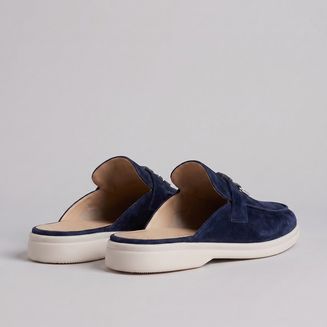 Mules Loafers homme à dos ouvert, boucle métallique. Style décontracté chic. Vue latérale.